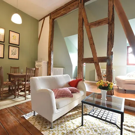 Historic In With Garden Apartment *