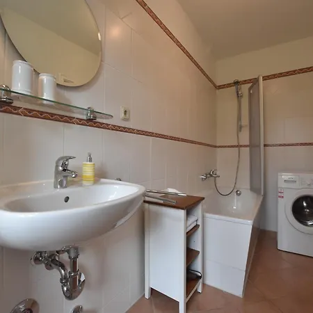 Historic In With Garden Apartment *