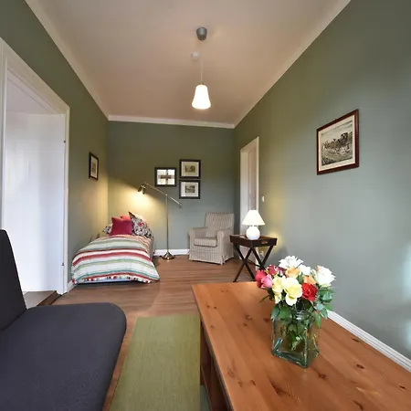 Historic In With Garden Daire