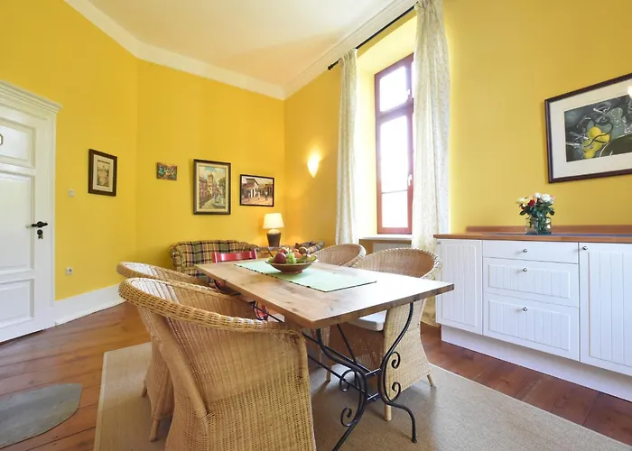 Historic In With Garden Apartment *